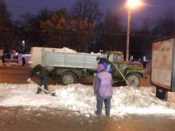 Новина У місті прибирають бурульки і кригу Ранкове місто. Кропивницький