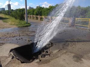 Новина У Кропивницькому величезним фонтаном б’є вода з-під землі (ВІДЕО) Ранкове місто. Кропивницький