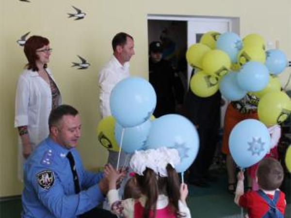 Новина Правоохоронці привітали малюків із сиротинця з Днем захисту дітей Ранкове місто. Кропивницький