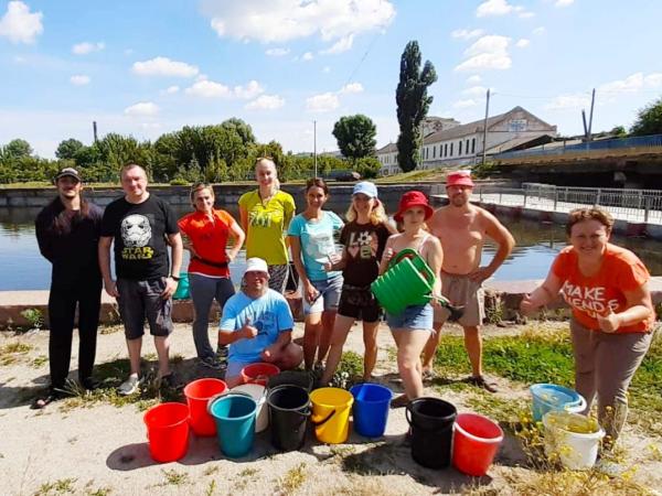 Новина Кропивничани продовжують рятувати дерева від спеки (ФОТО) Ранкове місто. Кропивницький