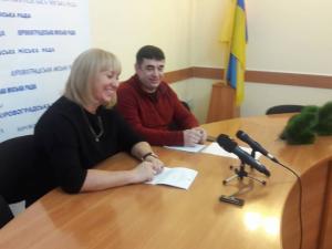 Новина У Кропивницькому замість купівлі нової ялинки двома відрами фарби відновили стару Ранкове місто. Кропивницький