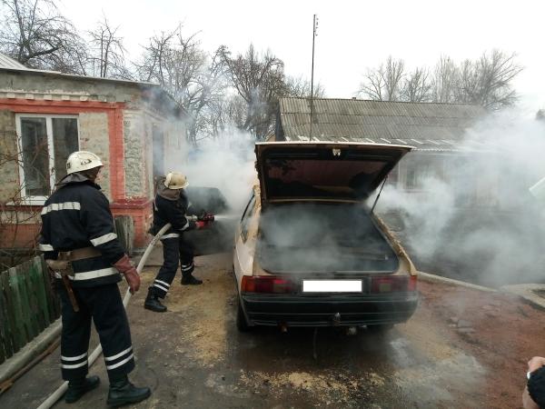 Новина На Кіровоградщині біля приватного будинку загорівся Москвич Ранкове місто. Кропивницький