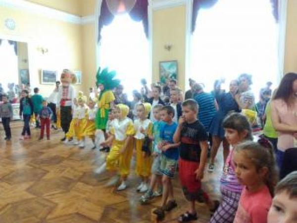 Новина Вихованці Кіровоградського обласного ЦДЮТ привітали дітей зі святом Ранкове місто. Кропивницький
