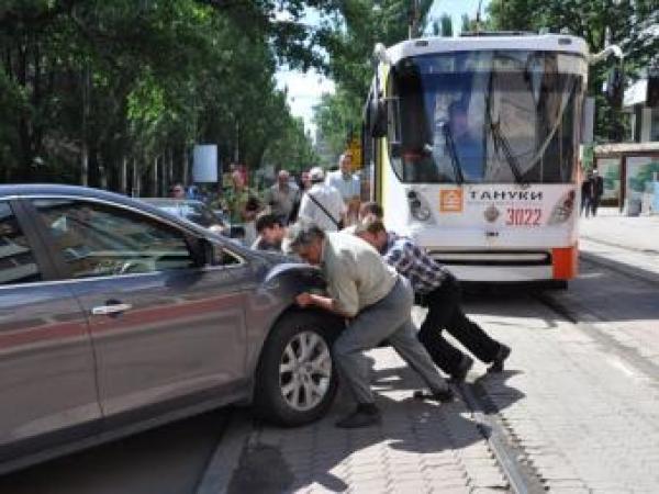 Новина Иномарку, перекрывшую путь трамваю, пассажиры «подвинули» самостоятельно Ранкове місто. Кропивницький