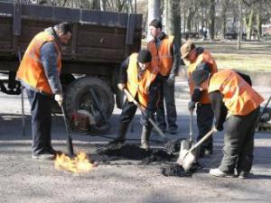 Новина В Донецке взялись латать придомовые дороги Ранкове місто. Кропивницький