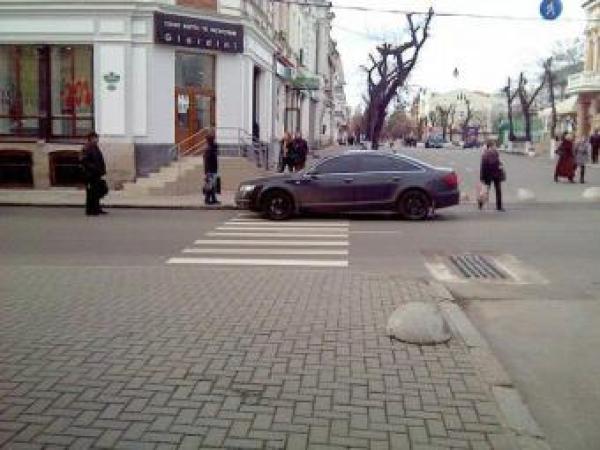 Новина В Кропивницком припаркованные у обочины автомобили будут забирать на шрафплощадку Ранкове місто. Кропивницький