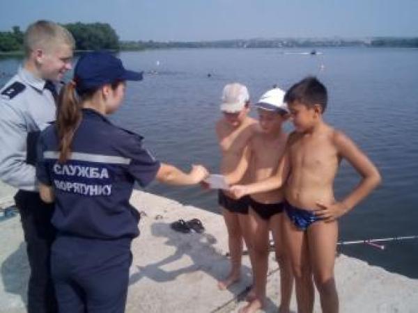 Новина З дітлахами рятувальники продовжують профілактичні розмови про безпечне купання Ранкове місто. Кропивницький