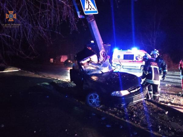Новина Автівка врізалася у стовп у Кропивницькому: тіло водія довелося вирізати рятувальникам Ранкове місто. Кропивницький