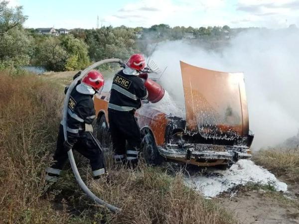 Новина На Кіровоградщині рятувальники ліквідували 2 пожежі автомобілів Ранкове місто. Кропивницький