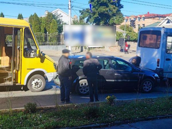 Новина Патрульні склали протокол на водія, який спричинив ДТП за участі трьох транспортних засобів Ранкове місто. Кропивницький