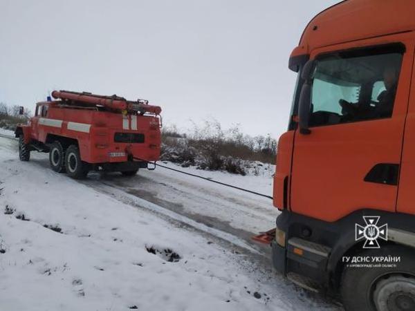 Новина За останню добу рятувальники Кіровоградщини 6 разів надавали допомогу водім на складних ділянках доріг. Ранкове місто. Кропивницький