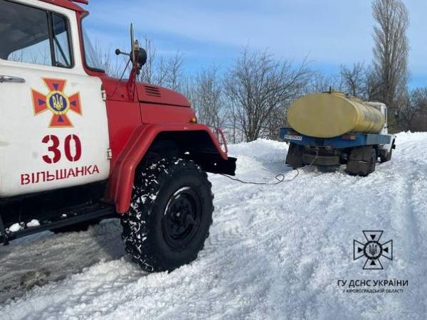 Новина Минулої доби рятувальники Кіровоградського гарнізону 19 разів залучались для надання допомоги в період ускладнення погодних умов. Ранкове місто. Кропивницький