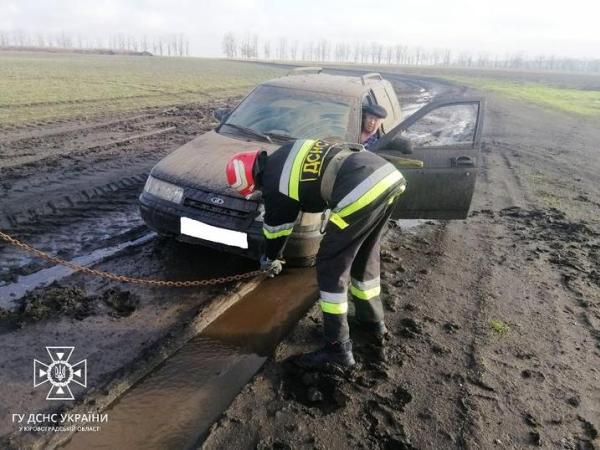 Новина Кропивницький район: рятувальники двічі залучались для надання допомоги водіям на складних ділянках доріг Ранкове місто. Кропивницький