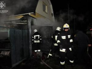 Новина У Кропивницькому рятувальники ліквідували пожежу на території приватного домоволодіння Ранкове місто. Кропивницький