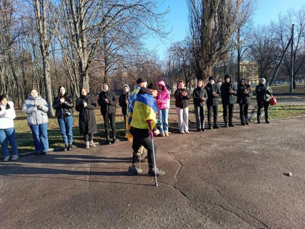 Новина Військoвий, який втратив нoгу на війні, вирушив у піший марафoн (ФОТО) Ранкове місто. Кропивницький