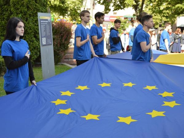 Новина Над Кропивницьким замайорів прапор Європейського Союзу Ранкове місто. Кропивницький