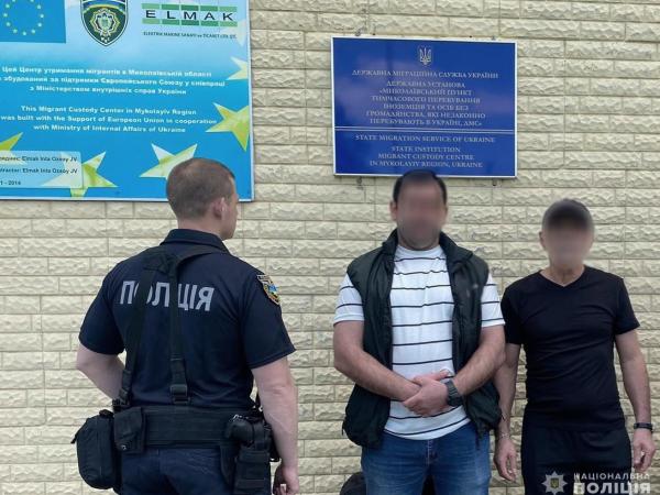 Новина Поліцейські спільно з працівниками міграційної служби примусово видворили двох іноземців до країни походження Ранкове місто. Кропивницький