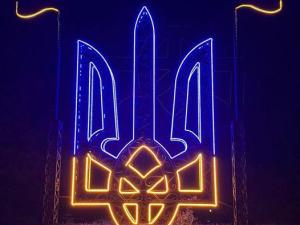 Новина У Новгородці встановили герб України на місці демонтованого пам’ятнику Ранкове місто. Кропивницький