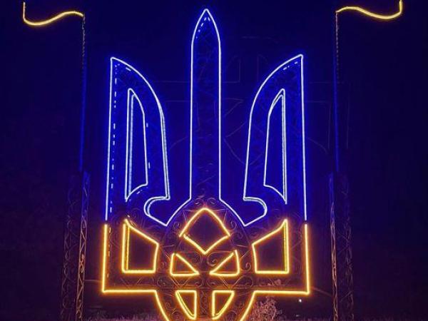 Новина У Новгородці встановили герб України на місці демонтованого пам’ятнику Ранкове місто. Кропивницький