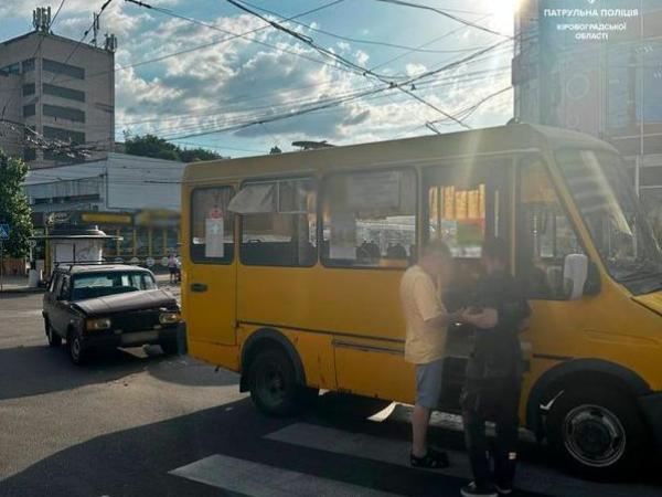 Новина Порушення правил безпеки стало причиною ДТП за участі легковика та маршрутного транспортного засобу Ранкове місто. Кропивницький