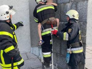 Новина У Світловодську рятувальники зняли з пам’ятника дитину Ранкове місто. Кропивницький