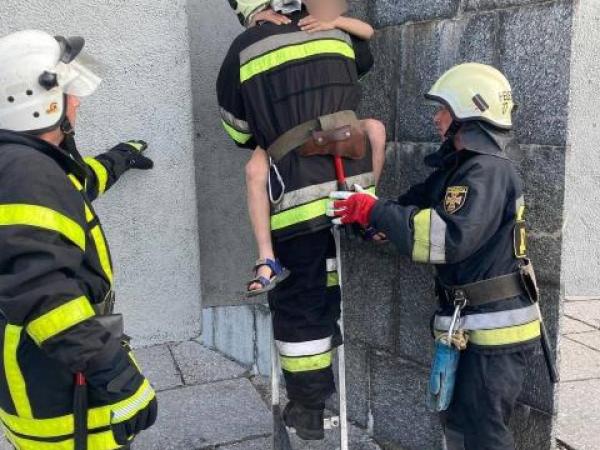 Новина У Світловодську рятувальники зняли з пам’ятника дитину Ранкове місто. Кропивницький