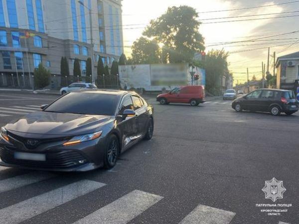 Новина Водій автомобіля Renault Megane Scenic під час повороту ліворуч не надав перевагу в русі легковику Toyota Camry, який рухався в зустрічному напрямку. Ранкове місто. Кропивницький