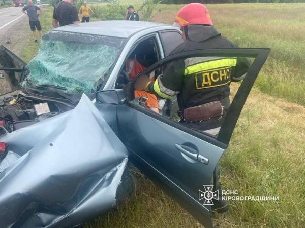 Новина В Олександрівській громаді врятували чоловіка, який травмувався під час ДТП, ще двоє - загинули Ранкове місто. Кропивницький