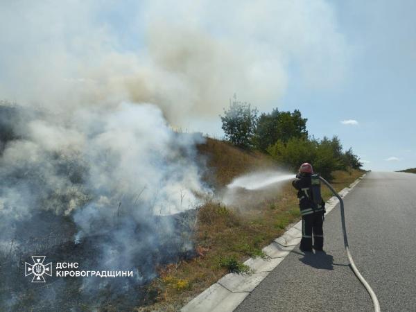 Новина Рятувальники ліквідували 36 пожеж сухої рослинності та сміття на території області Ранкове місто. Кропивницький