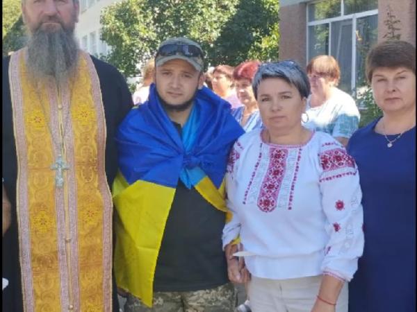 Новина Звільненого з полону 19-річного військового, зустріли у селі на Кіровоградщині Ранкове місто. Кропивницький