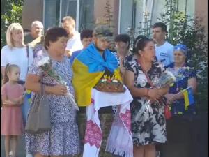 Новина Звільненого з полону 19-річного військового, зустріли у селі на Кіровоградщині Ранкове місто. Кропивницький