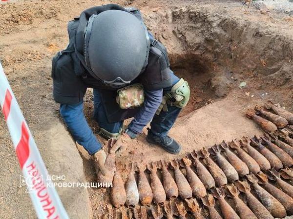 Новина Новоукраїнський район: сапери ДСНС знищили майже пів сотні мінометних мін часів Другої світової війни Ранкове місто. Кропивницький