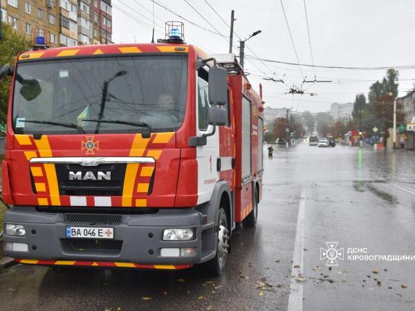 Новина Рятувальники надавали допомогу громадянам у подоланні наслідків рясної зливи Ранкове місто. Кропивницький