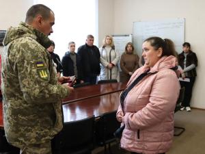 Новина На Кіровоградщині рідним загиблих і зниклого безвісти воїнів вручили державні нагороди Ранкове місто. Кропивницький